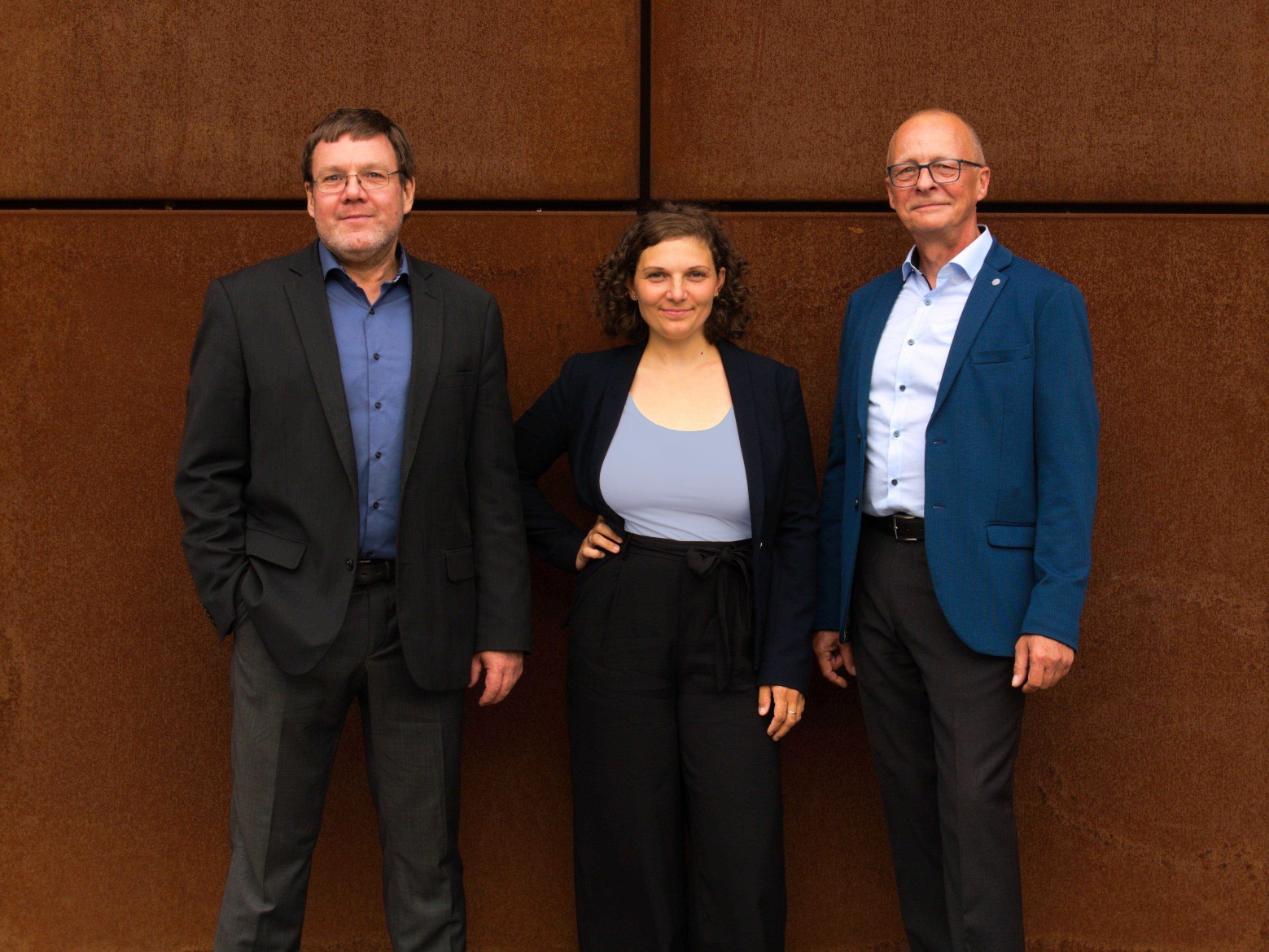 Geschäftsführer der CorroConcept Korrosionsschutz Dresden GmbH vor einer Wand aus wetterfestem Stahl