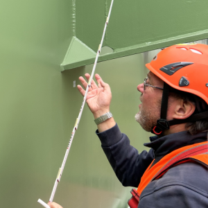 Dr. Jürgen Triebert bei der Vor-Ort-Begutachtung an einem Brückenbauwerk
