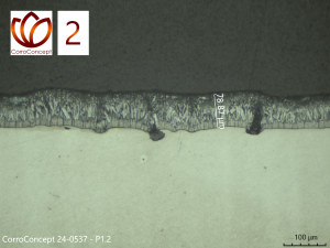 Mikroskopische Aufnahme eines metallografischen Schliffs eines verzinkten Bauteils mit Bemaßung der Dicke des Zinküberzugs