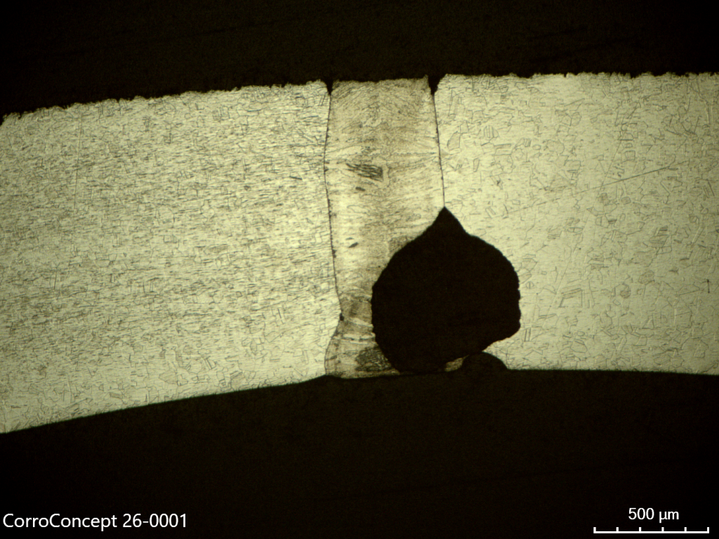 Lochkorrosion an einem längsnahtgeschweißten Rohr (nichtrostender Stahl 1.4404)