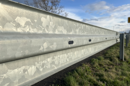 Feuerverzinkte Leitplanken an der Straße