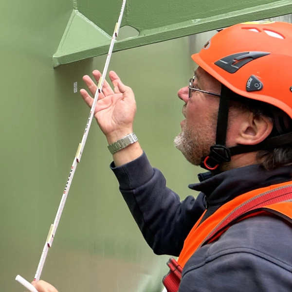 Dr. Jürgen Triebert bei der Bauwerksprüfung an einer Brücke