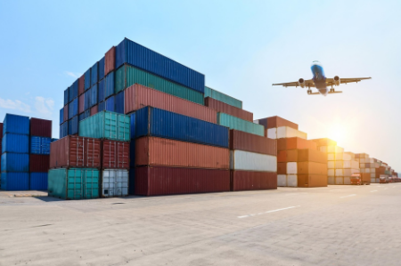 Container und Flugzeug als Symbol für temporären Korrosionsschutz